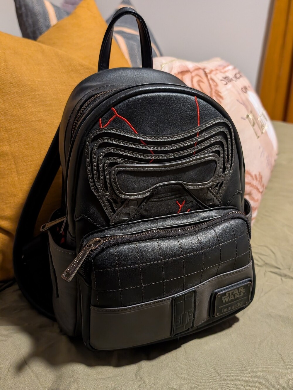 Used Star wars Kylo Ren Loungefly Bag - Picture 4 of 16